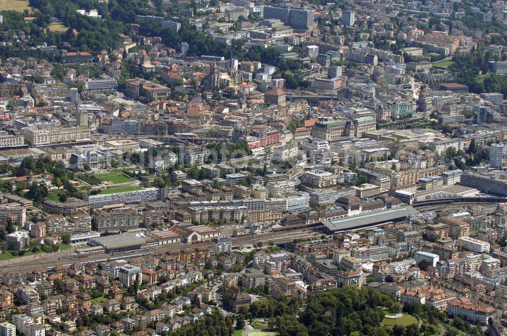 Lausanne from the bird's eye view: Blick auf die Altstadt von Lausanne mit SBB (Schweizerische Bundesbahn) Bahnhof. Kontakt: Service de l'information info cité, Place de la Palud 2, Case postale, 1002 Lausanne, Tel. +41 21 315-2555, Fax +41 21 315-2010, E-Mail info@lausanne.ch,