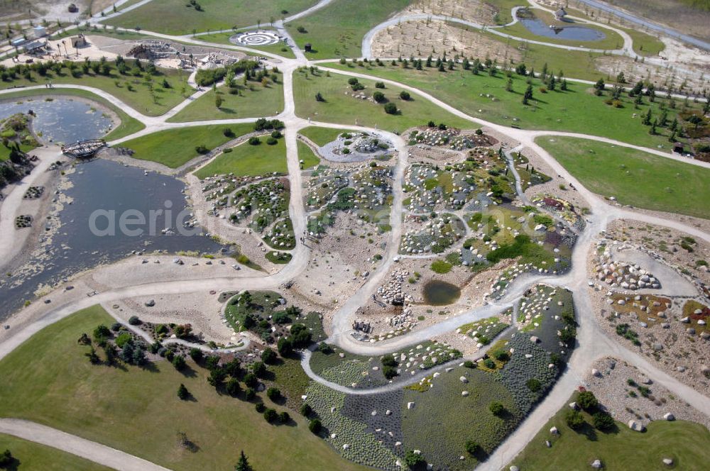 Aerial image Boxberg - Der Lausitzer Findlingspark Nochten ist ein etwa 17 Hektar großer, im Jahr 2004 eröffneter Park in Ostsachsen. Er befindet sich bei Nochten, südwestlich von Weißwasser. Er entstand, als in den Jahren 2000 bis 2003 in einem rekultivierten Teil des Tagebaus Nochten über 3000 Findlinge aufgebaut wurden. Diese kamen während der Eiszeit aus Skandinavien im Eisschild mit und wurden über der Kohle der zukünftigen Tagebaue abgelagert. Verantwortlich für den Park ist der Förderverein Lausitzer Findlingspark Nochten e.V. Kontakt: Tel. +49(0)35774 55502, Email: info@lausitzer-findlingspark-nochten.com