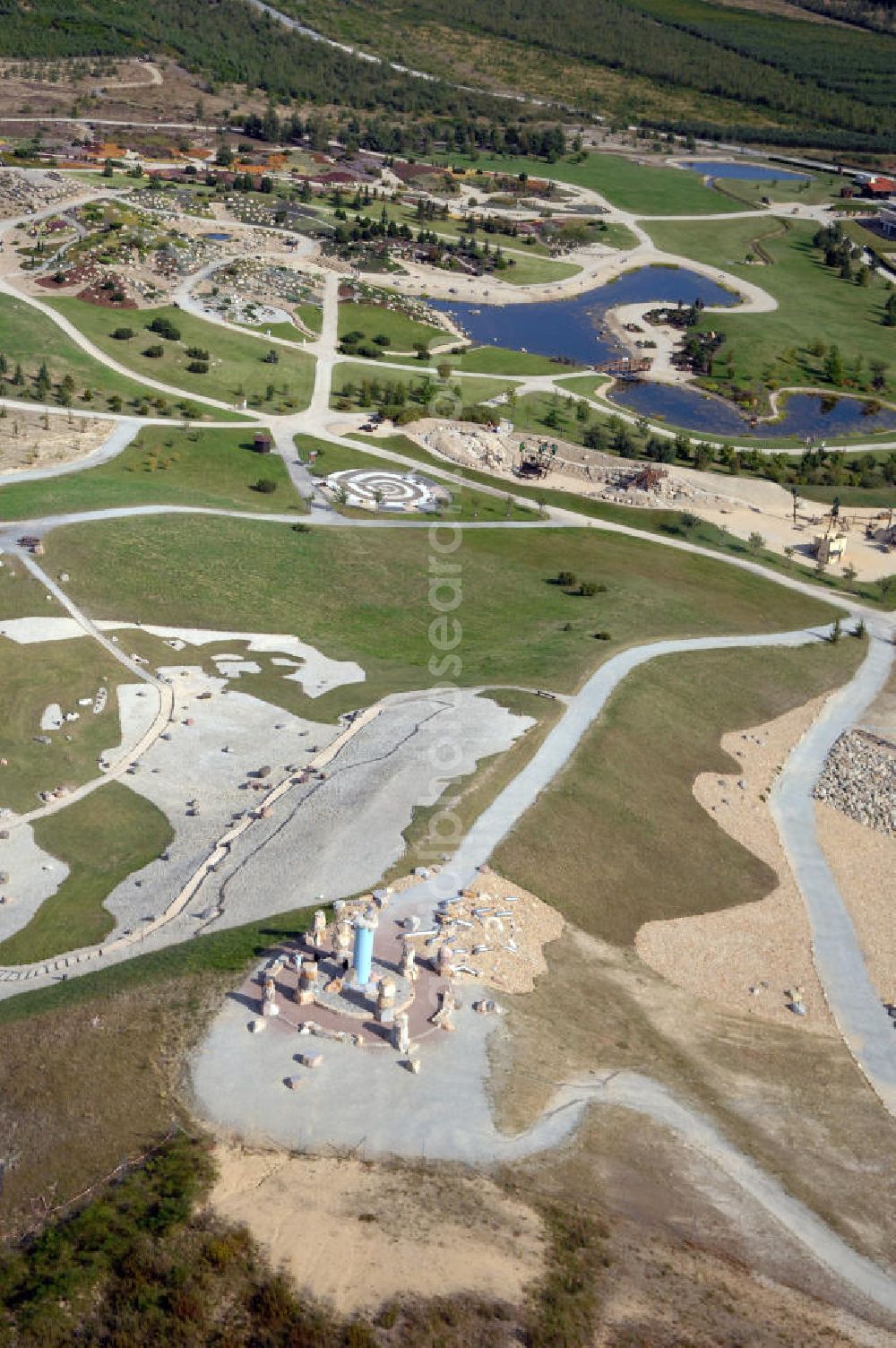 Boxberg from above - Der Lausitzer Findlingspark Nochten ist ein etwa 17 Hektar großer, im Jahr 2004 eröffneter Park in Ostsachsen. Er befindet sich bei Nochten, südwestlich von Weißwasser. Er entstand, als in den Jahren 2000 bis 2003 in einem rekultivierten Teil des Tagebaus Nochten über 3000 Findlinge aufgebaut wurden. Diese kamen während der Eiszeit aus Skandinavien im Eisschild mit und wurden über der Kohle der zukünftigen Tagebaue abgelagert. Verantwortlich für den Park ist der Förderverein Lausitzer Findlingspark Nochten e.V. Kontakt: Tel. +49(0)35774 55502, Email: info@lausitzer-findlingspark-nochten.com