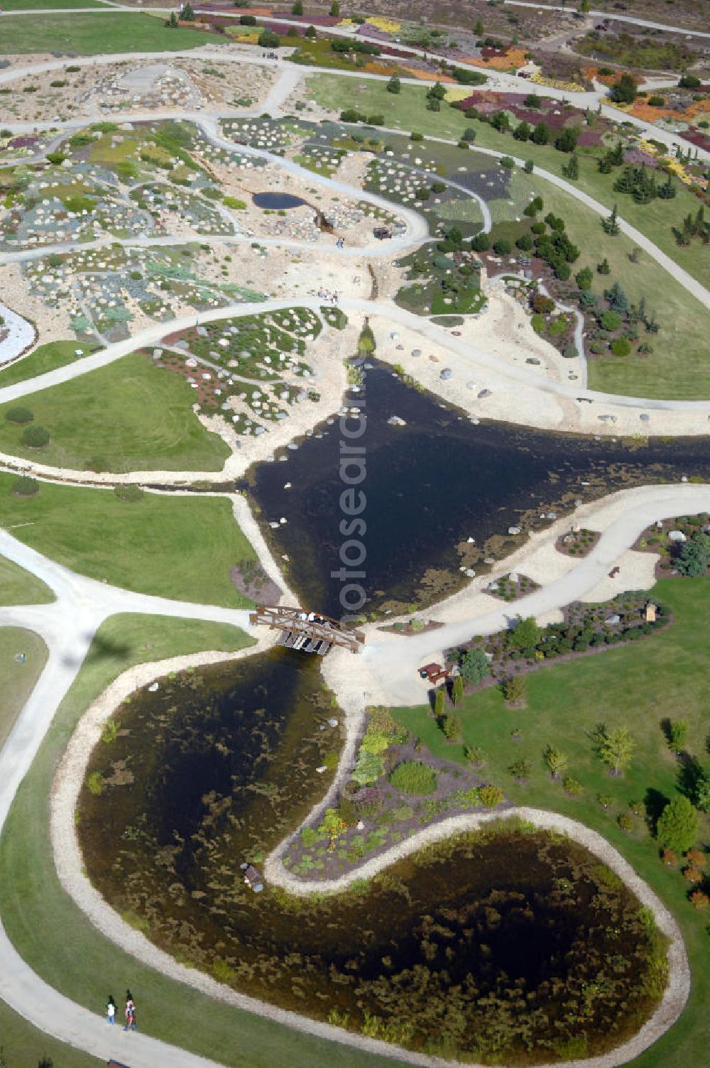 Boxberg from the bird's eye view: Der Lausitzer Findlingspark Nochten ist ein etwa 17 Hektar großer, im Jahr 2004 eröffneter Park in Ostsachsen. Er befindet sich bei Nochten, südwestlich von Weißwasser. Er entstand, als in den Jahren 2000 bis 2003 in einem rekultivierten Teil des Tagebaus Nochten über 3000 Findlinge aufgebaut wurden. Diese kamen während der Eiszeit aus Skandinavien im Eisschild mit und wurden über der Kohle der zukünftigen Tagebaue abgelagert. Verantwortlich für den Park ist der Förderverein Lausitzer Findlingspark Nochten e.V. Kontakt: Tel. +49(0)35774 55502, Email: info@lausitzer-findlingspark-nochten.com