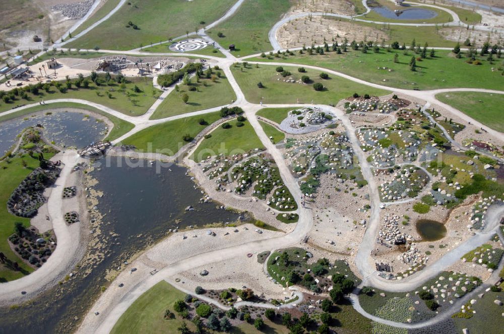 Aerial image Boxberg - Der Lausitzer Findlingspark Nochten ist ein etwa 17 Hektar großer, im Jahr 2004 eröffneter Park in Ostsachsen. Er befindet sich bei Nochten, südwestlich von Weißwasser. Er entstand, als in den Jahren 2000 bis 2003 in einem rekultivierten Teil des Tagebaus Nochten über 3000 Findlinge aufgebaut wurden. Diese kamen während der Eiszeit aus Skandinavien im Eisschild mit und wurden über der Kohle der zukünftigen Tagebaue abgelagert. Verantwortlich für den Park ist der Förderverein Lausitzer Findlingspark Nochten e.V. Kontakt: Tel. +49(0)35774 55502, Email: info@lausitzer-findlingspark-nochten.com