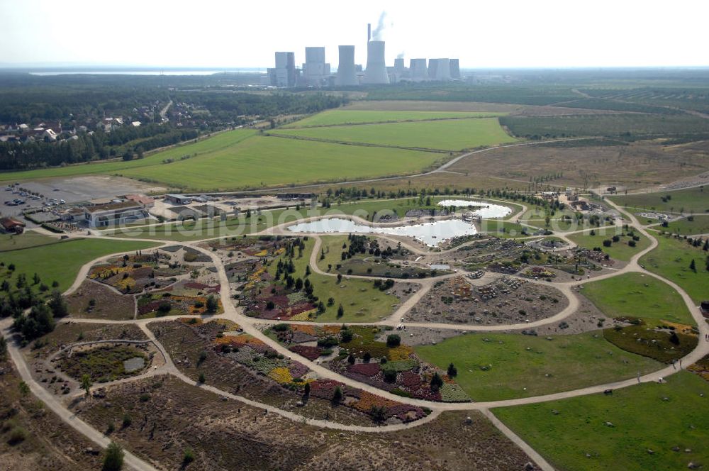 Boxberg from above - Der Lausitzer Findlingspark Nochten ist ein etwa 17 Hektar großer, im Jahr 2004 eröffneter Park in Ostsachsen. Er befindet sich bei Nochten, südwestlich von Weißwasser. Er entstand, als in den Jahren 2000 bis 2003 in einem rekultivierten Teil des Tagebaus Nochten über 3000 Findlinge aufgebaut wurden. Diese kamen während der Eiszeit aus Skandinavien im Eisschild mit und wurden über der Kohle der zukünftigen Tagebaue abgelagert. Im Hintergrund ist das Braunkohlekraftwerk Boxberg zu sehen. Verantwortlich für den Park ist der Förderverein Lausitzer Findlingspark Nochten e.V. Kontakt: Tel. +49(0)35774 55502, Email: info@lausitzer-findlingspark-nochten.com