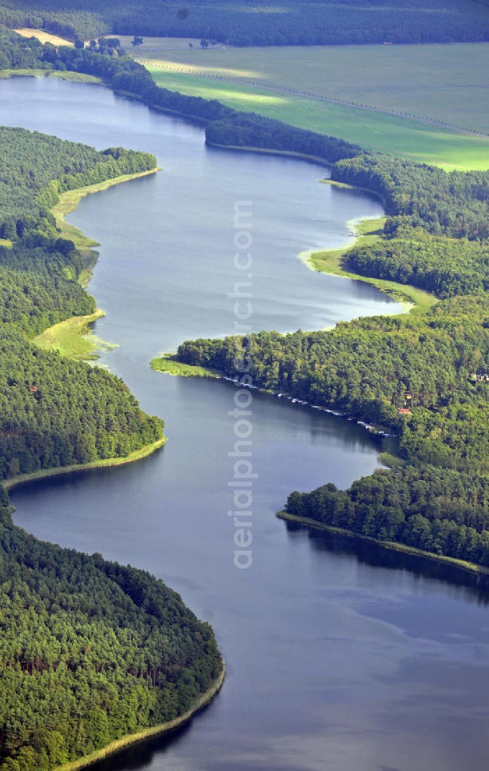 Aerial photograph Templin - Blick auf den Lübbesee bei Templin. Der flussartige See erstreckt sich über eine Länge von 12 km. View of the Lübbesee at Templin. The riverine lake extends over a length of 12 km.