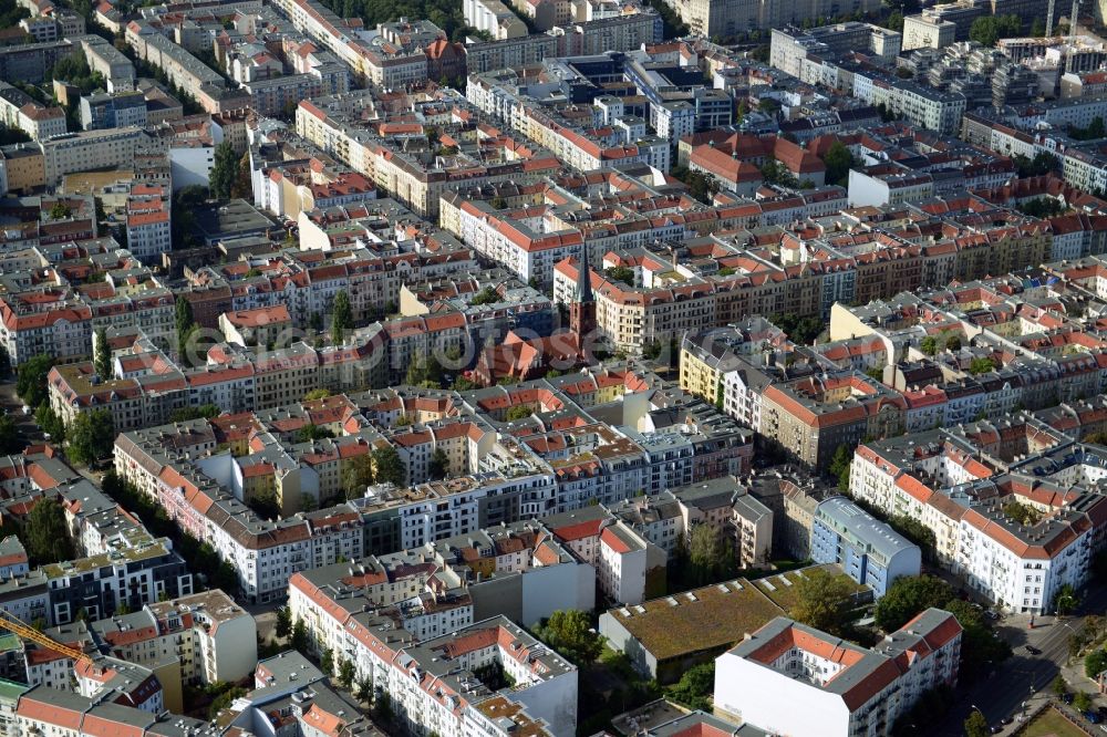 Berlin Friedrichshain from the bird's eye view: Development gap in the old building - Multi-family house settlement on the Eldenaer street in Berlin - Friedrichshain