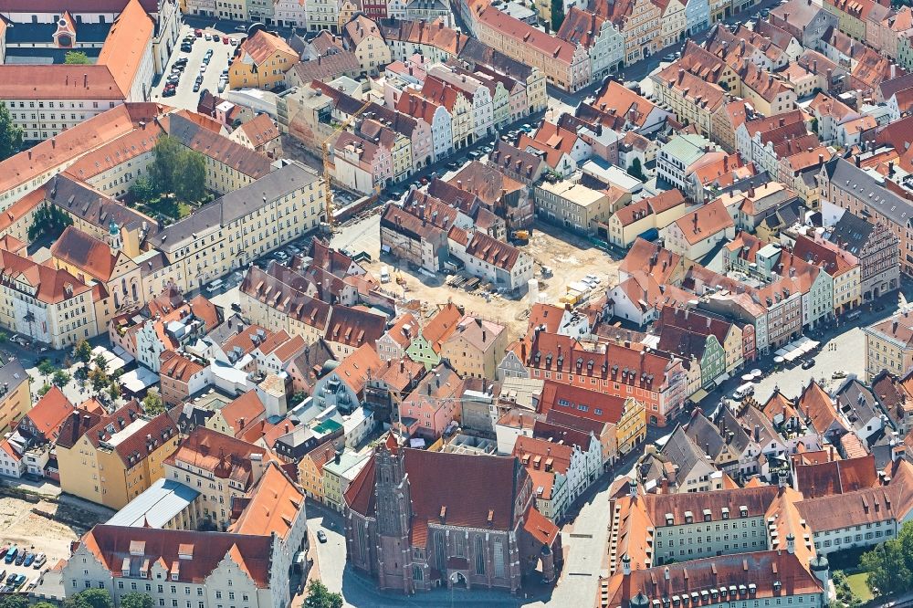 Landshut from above - Construction site for the construction of gaps along the multi-family house residential housing estate City-Palais on the former Koller- Parkplatz in the district Zentrum in Landshut in the state Bavaria, Germany