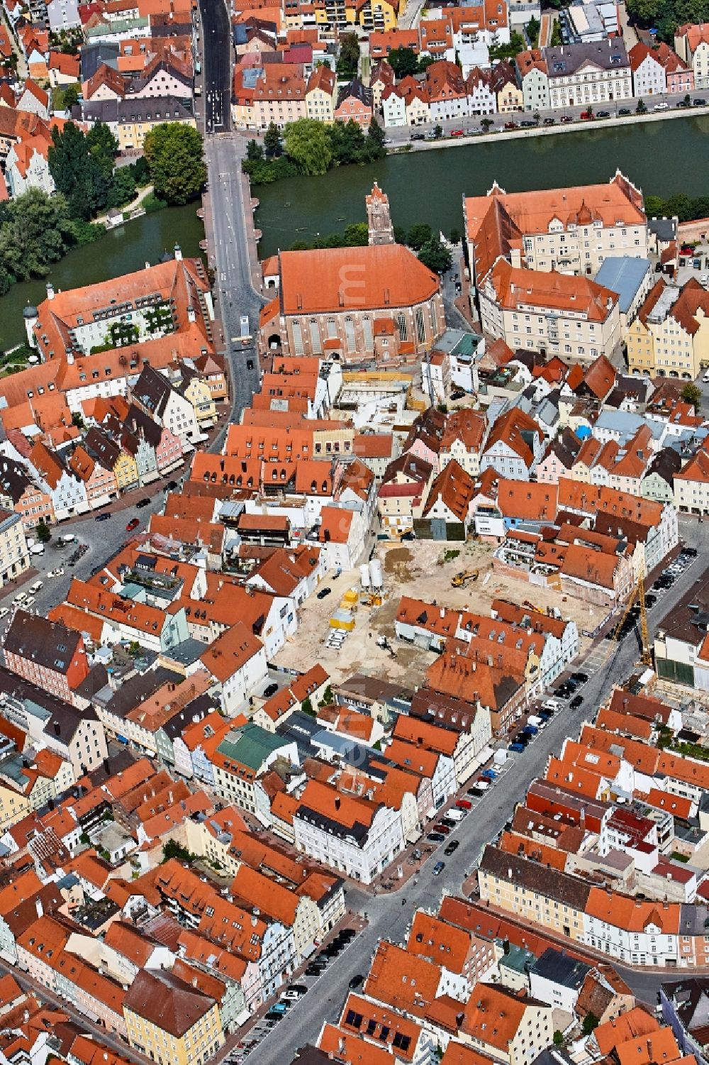 Aerial photograph Landshut - Construction site for the construction of gaps along the multi-family house residential housing estate City-Palais on the former Koller- Parkplatz in the district Zentrum in Landshut in the state Bavaria, Germany