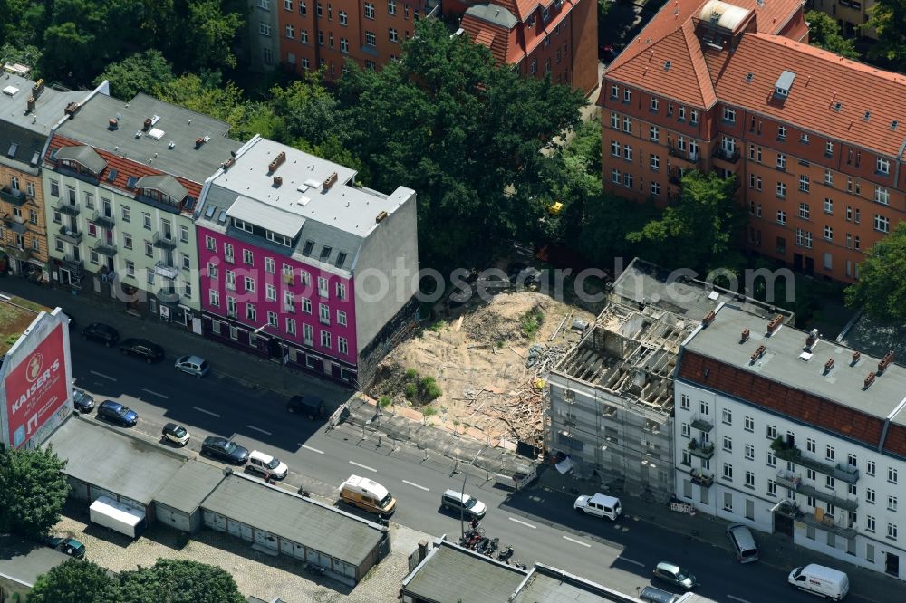 Berlin from the bird's eye view: Construction site for the construction of gaps along the multi-family house residential housing estate along the Silbersteinstrasse in the district Neukoelln in Berlin, Germany