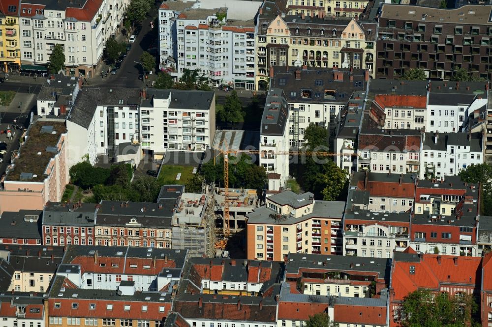 Aerial photograph Berlin - Construction site for the construction of gaps along the multi-family house residential housing estate on Feurigstrasse in the district Schoeneberg in Berlin, Germany