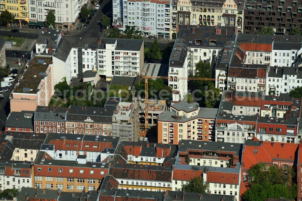 Berlin from the bird's eye view: Construction site for the construction of gaps along the multi-family house residential housing estate on Feurigstrasse in the district Schoeneberg in Berlin, Germany