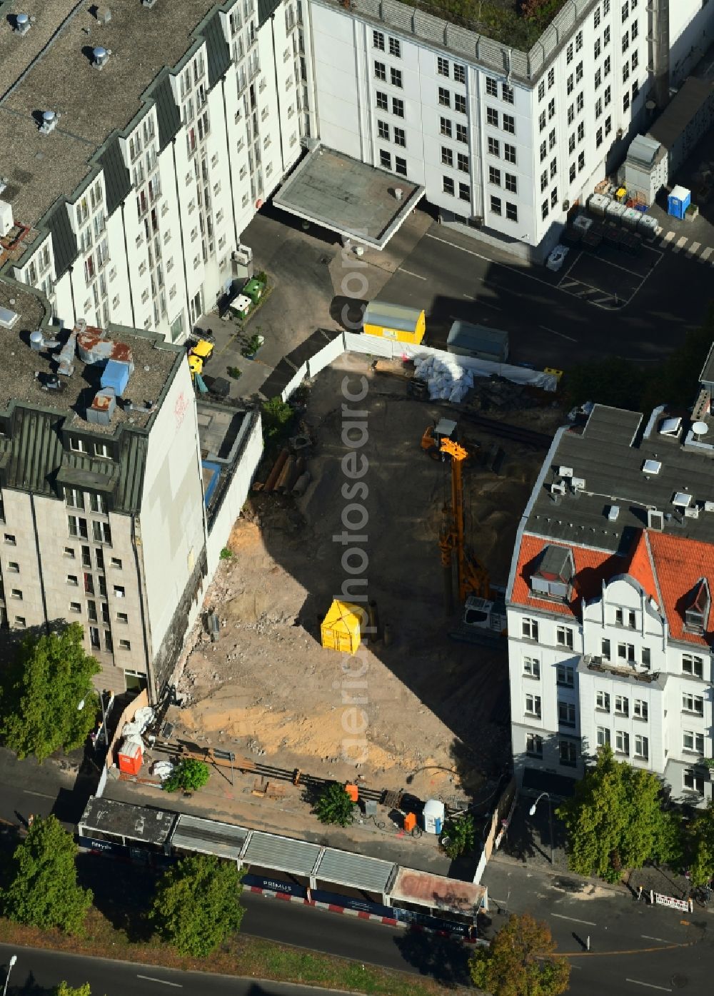 Berlin from the bird's eye view: Construction site for the construction of gaps along the multi-family house residential housing estate Fiftysix on Lietzenburger Strasse in the district Charlottenburg in Berlin, Germany