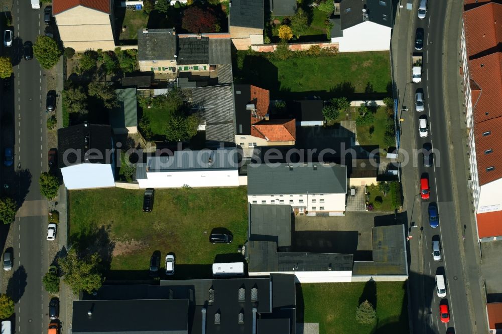 Bernau from above - Gaps along the multi-family house residential housing estate Lohnmuehlenstrasse - Weinbergstrasse in Bernau in the state Brandenburg, Germany