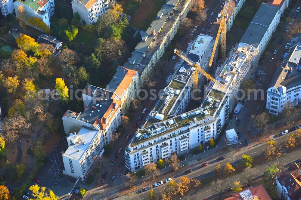 Aerial image Berlin - Construction site for the construction Maison Roseneck along the multi-family house residential housing estate Marienbader Strasse - Ruhlaer Strasse in the district Schmargendorf in Berlin, Germany