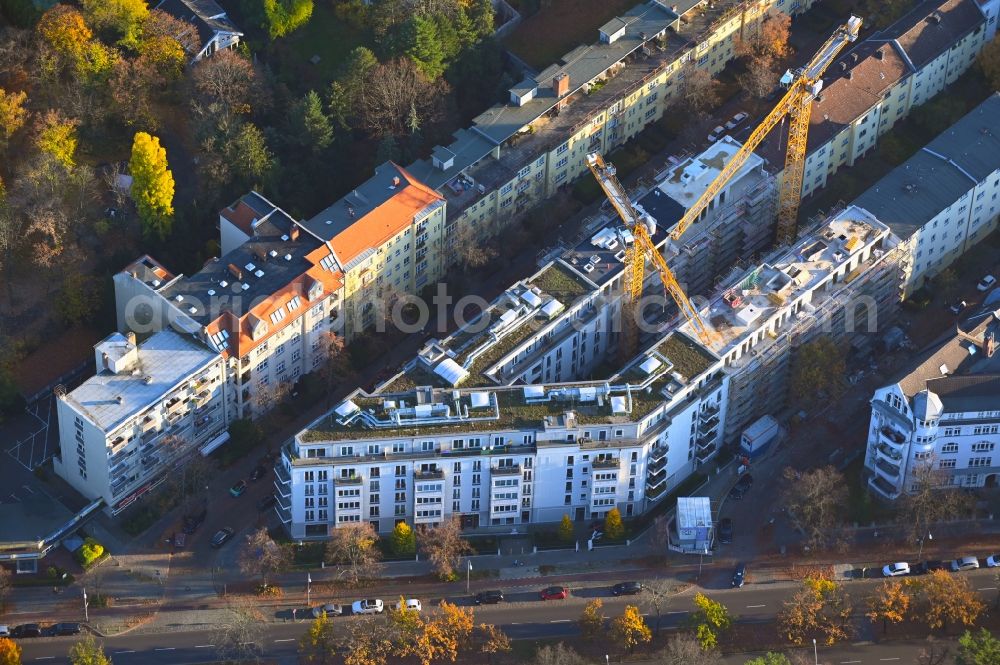 Aerial photograph Berlin - Construction site for the construction Maison Roseneck along the multi-family house residential housing estate Marienbader Strasse - Ruhlaer Strasse in the district Schmargendorf in Berlin, Germany