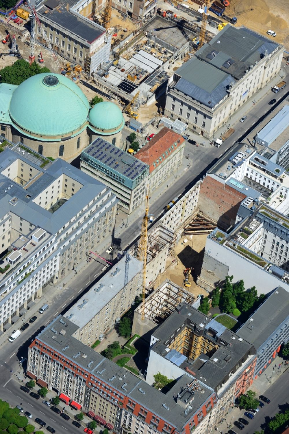 Aerial photograph Berlin Mitte - Closing of the gap - building site for a residential and commercial building on the French street in Berlin Mitte