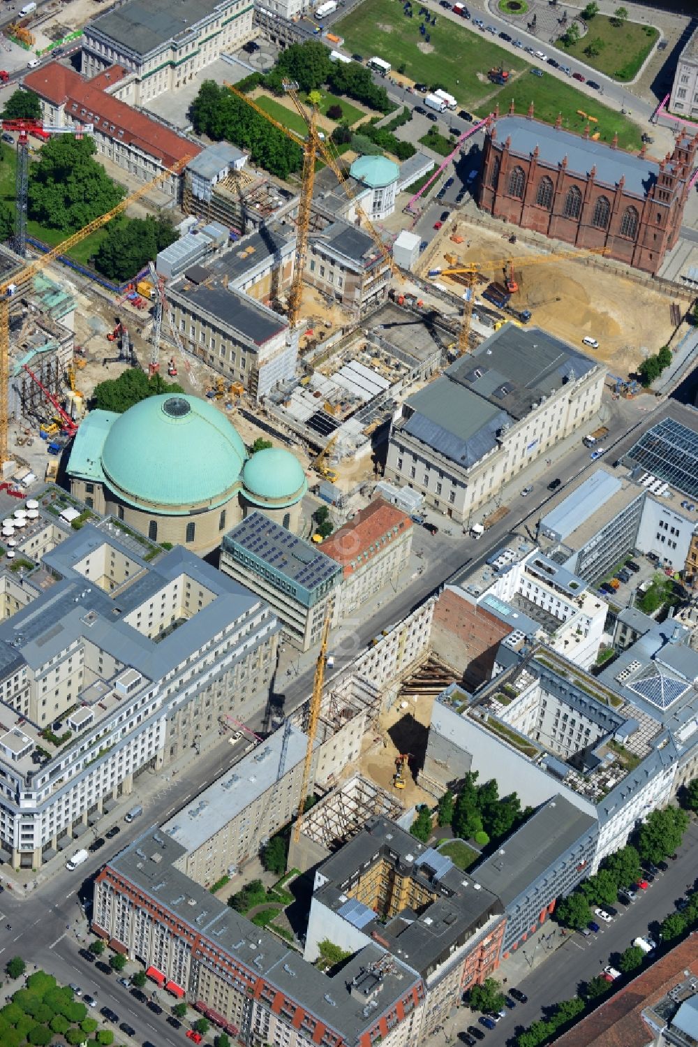 Berlin Mitte from above - Closing of the gap - building site for a residential and commercial building on the French street in Berlin Mitte