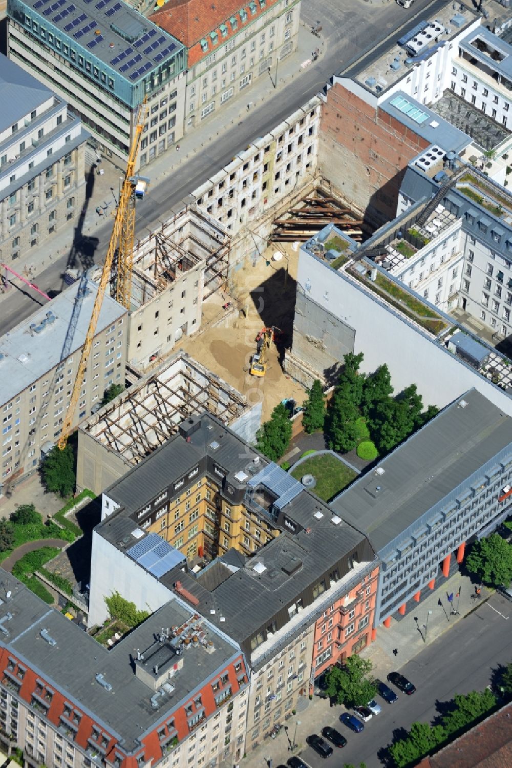 Berlin Mitte from the bird's eye view: Closing of the gap - building site for a residential and commercial building on the French street in Berlin Mitte