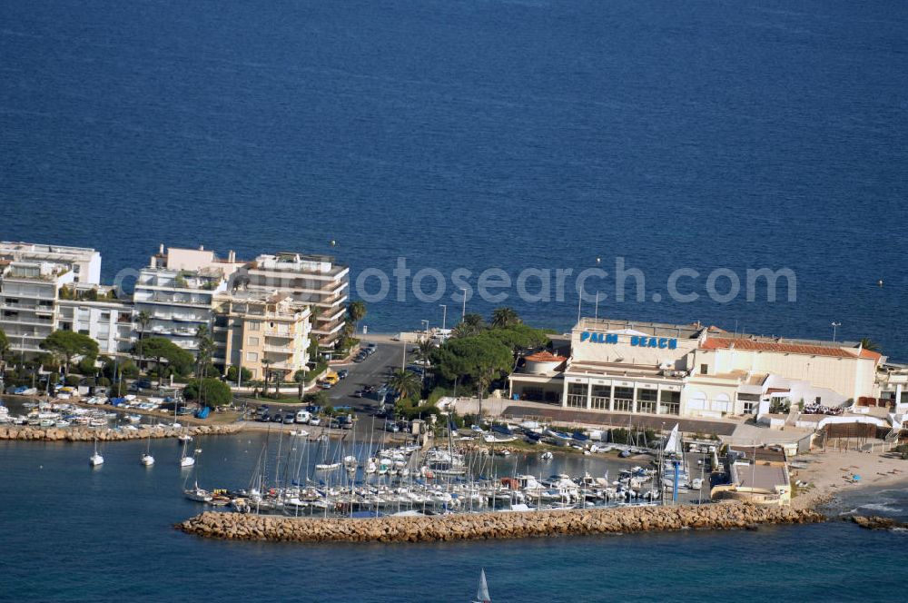 Cannes from above - Blick auf das Le Palm Beach Casino in Cannes Frankreich. Das Kasino befindet sich am südlichen Ende des Stadtteils Palm Beach. Es ist bereits im Jahr 1929 eröffnet wurden und besitzt einen Privatstrand, einen Nachtclub und ein Restaurant. Kontakt Casino: Palm Beach, Pointe Croisette, Place FD Roosevelt, 06400 Cannes, Tel. +33(0)497 0636 90, Fax +33(0)497 0636 89,