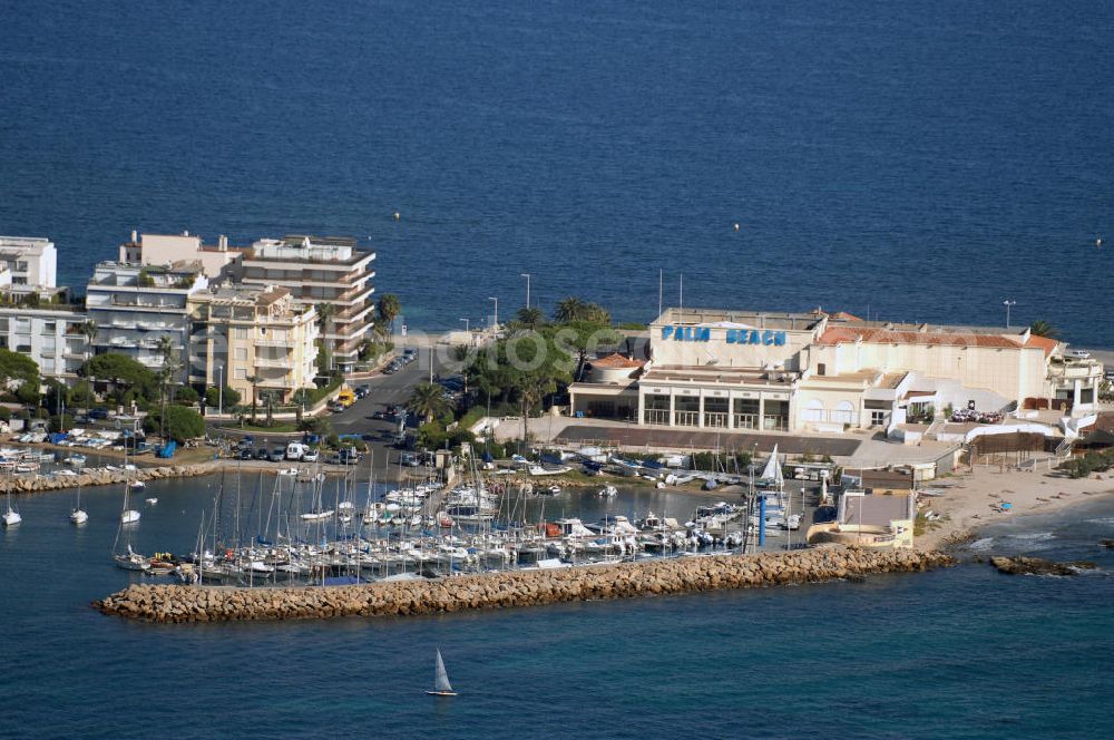 Cannes from the bird's eye view: Blick auf das Le Palm Beach Casino in Cannes Frankreich. Das Kasino befindet sich am südlichen Ende des Stadtteils Palm Beach. Es ist bereits im Jahr 1929 eröffnet wurden und besitzt einen Privatstrand, einen Nachtclub und ein Restaurant. Kontakt Casino: Palm Beach, Pointe Croisette, Place FD Roosevelt, 06400 Cannes, Tel. +33(0)497 0636 90, Fax +33(0)497 0636 89,