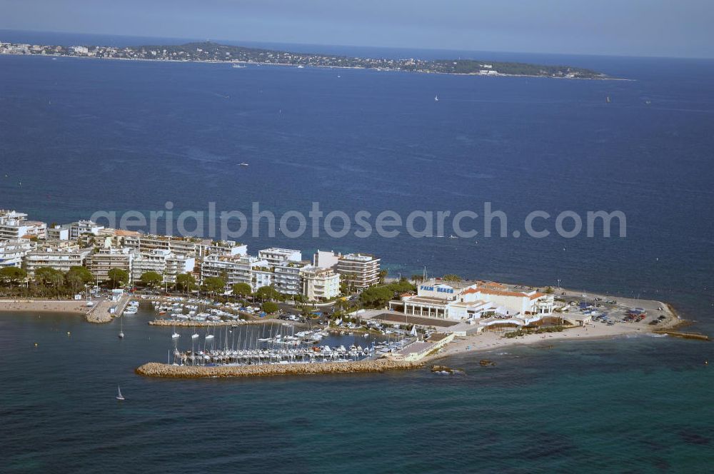 Aerial image Cannes - Blick auf das Le Palm Beach Casino in Cannes Frankreich. Das Kasino befindet sich am südlichen Ende des Stadtteils Palm Beach. Es ist bereits im Jahr 1929 eröffnet wurden und besitzt einen Privatstrand, einen Nachtclub und ein Restaurant. Kontakt Casino: Palm Beach, Pointe Croisette, Place FD Roosevelt, 06400 Cannes, Tel. +33(0)497 0636 90, Fax +33(0)497 0636 89,