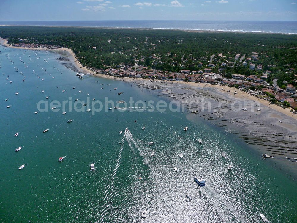 Aerial image Le Petit Piquey - Blick auf die Ortschaft Le Petit Piquey auf der Halbinsel Cap Ferret. Die Halbinsel trennt das Becken von Arcachon vom Atlantischen Ozeans. View of the hamlet of Le Petit Piquey on the peninsula of Cap Ferret. The peninsula separates the Basin of Arcachon from the Atlantic Ocean.