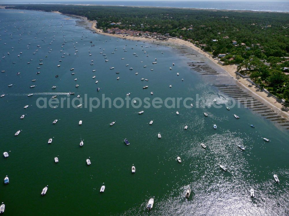 Aerial photograph Le Petit Piquey - Blick auf die Ortschaft Le Petit Piquey auf der Halbinsel Cap Ferret. Die Halbinsel trennt das Becken von Arcachon vom Atlantischen Ozeans. View of the hamlet of Le Petit Piquey on the peninsula of Cap Ferret. The peninsula separates the Basin of Arcachon from the Atlantic Ocean.