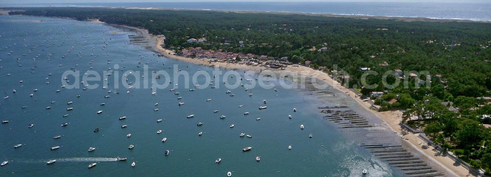 Le Petit Piquey from above - Blick auf die Ortschaft Le Petit Piquey auf der Halbinsel Cap Ferret. Die Halbinsel trennt das Becken von Arcachon vom Atlantischen Ozeans. View of the hamlet of Le Petit Piquey on the peninsula of Cap Ferret. The peninsula separates the Basin of Arcachon from the Atlantic Ocean.