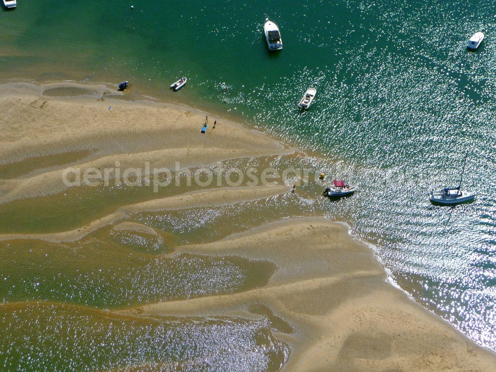 Le Petit Piquey from the bird's eye view: Blick auf die Ortschaft Le Petit Piquey auf der Halbinsel Cap Ferret. Die Halbinsel trennt das Becken von Arcachon vom Atlantischen Ozeans. View of the hamlet of Le Petit Piquey on the peninsula of Cap Ferret. The peninsula separates the Basin of Arcachon from the Atlantic Ocean.