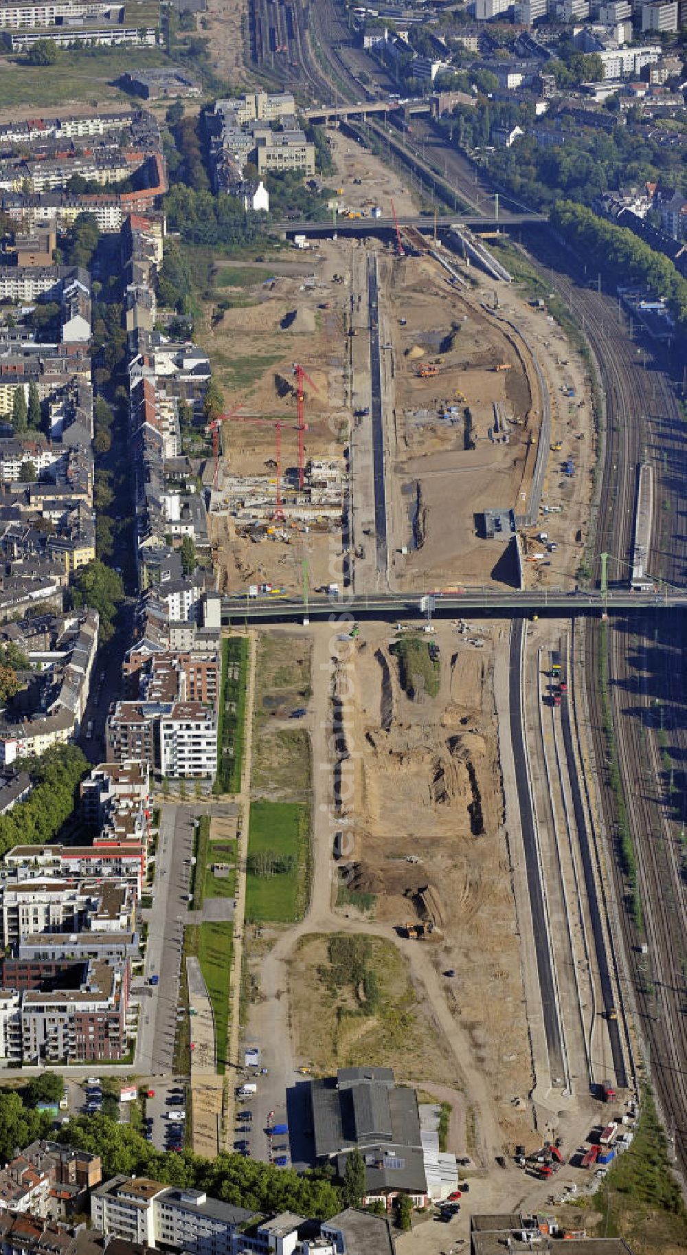 Aerial photograph Düsseldorf - Erschließungsfläche für das Le Quartier Central auf dem Gelände des ehemaligen Güterbahnhofs Düsseldorf-Derendorf. Es ist eines der größten städtebaulichen Entwicklungsgebiete Düsseldorfs und soll einen Mix aus Wohnen, Arbeiten, Freizeitangeboten, Gastronomie und Nahversorgung beiten. Eigentümer und Entwickler ist die aurelis Real Estate GmbH & Co. KG. Development area for the Le Quartier Central at the site of the former goods station Dusseldorf-Derendorf. It is one of the largest urban development areas in Dusseldorf.