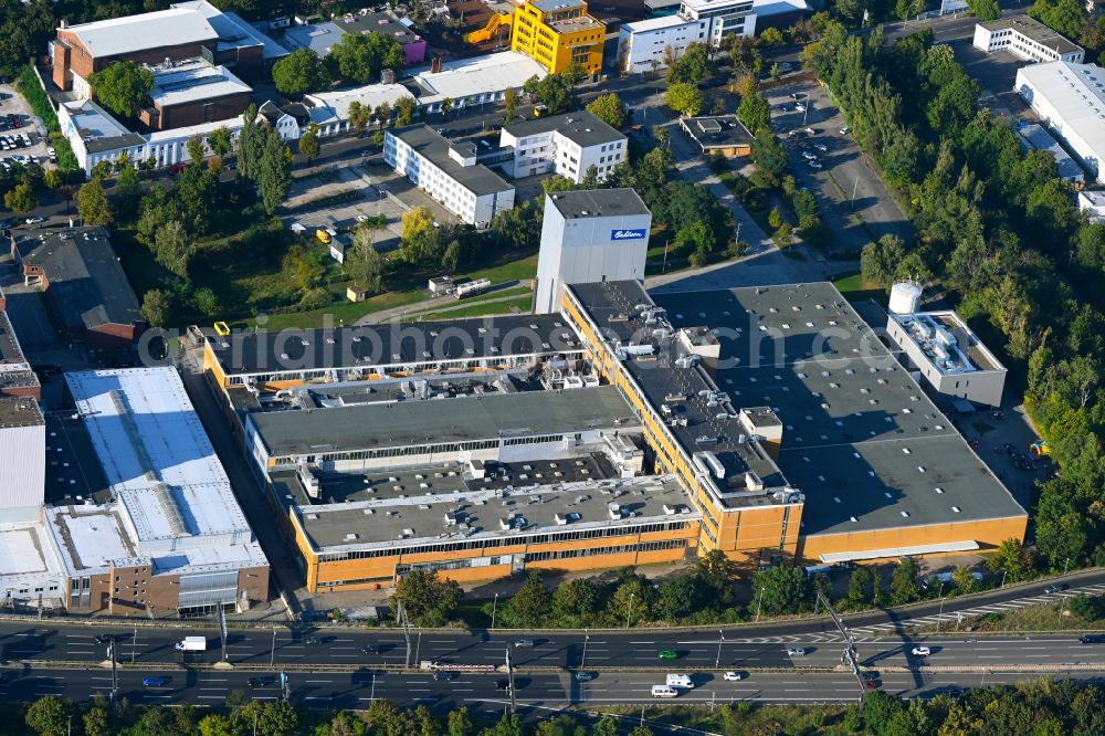 Aerial image Berlin - Buildings and production halls on the food manufacturer's premises Bahlsen in the district Tempelhof in Berlin, Germany