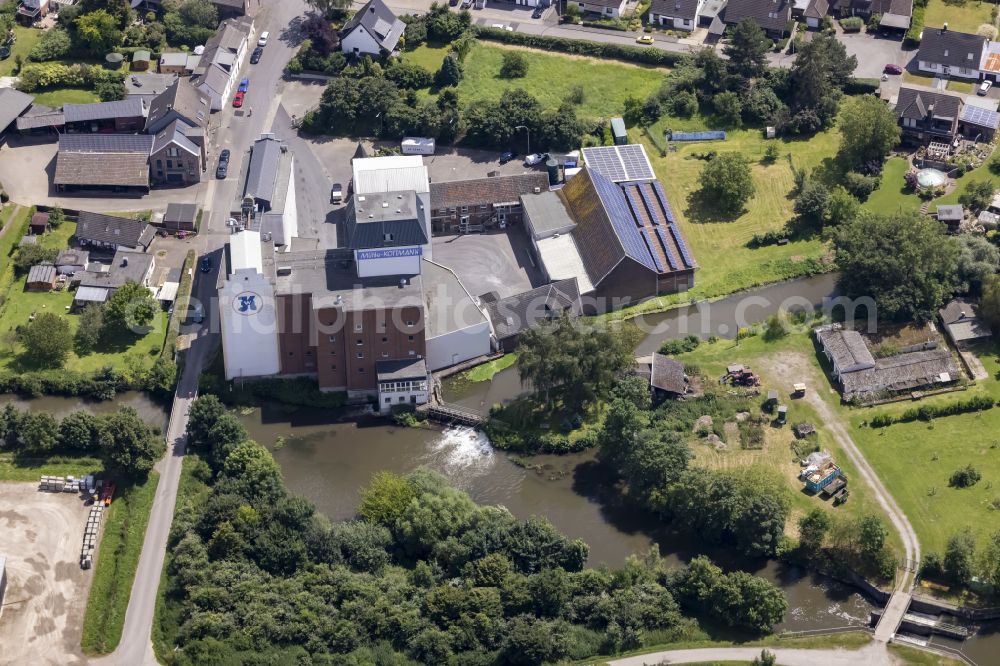 Aerial image Grevenbroich - Buildings and production halls on the food manufacturer's premises and Kornmuehle of Mehlbox GmbH on street Brueckenstrasse in the district Wevelinghoven in Grevenbroich in the state North Rhine-Westphalia, Germany