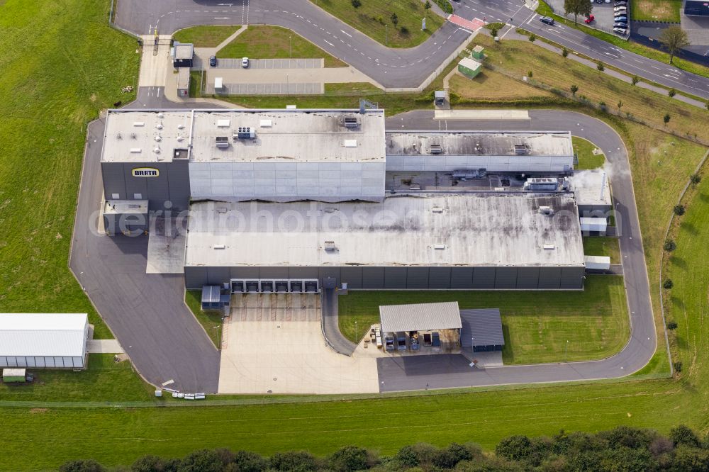 Nettetal from above - Buildings and production halls on the food manufacturer's premises of BRATA Produktions- und Vertriebsgesellschaft KG on Duelkener Strasse in Nettetal in the state of North Rhine-Westphalia, Germany