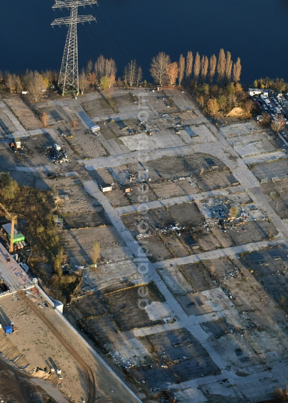 Berlin from the bird's eye view: Empty car markt at the street Schnellerstrasse in the district Schoeneweide of Berlin