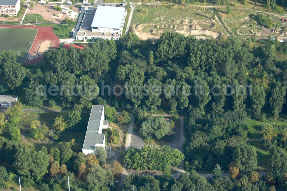 Berlin from the bird's eye view: Blick auf die ehemalige Berufsfachschule für Sozialwesen, Sozialpädagogik und Altenpflege an der Wiltbergstraße in Buch. Das Gebäude steht seit Jahren leer.