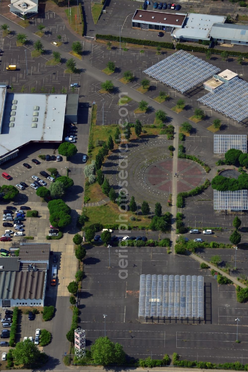 Aerial photograph Hoppegarten - The Carena car park Hoppegarten in the state of Brandenburg is one of the biggest used car markets in the region. On the grounds cars are bought, processed and resold. Services include car financing and a repair shop