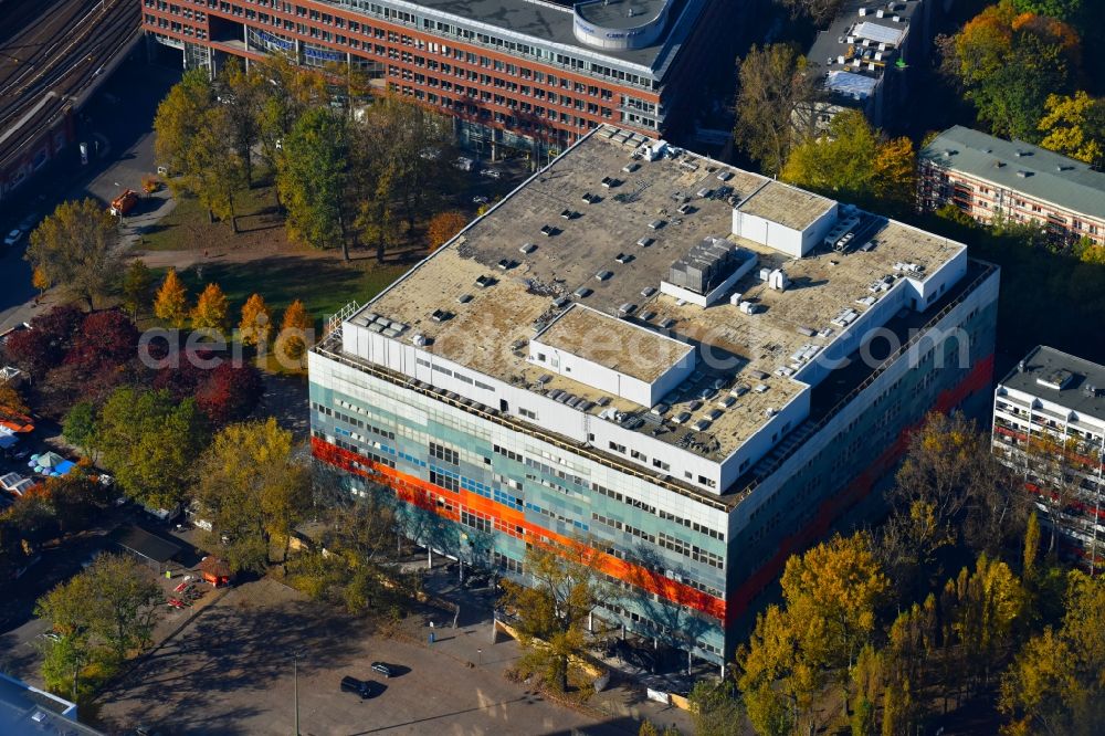 Aerial photograph Berlin - Leaving old department store building Galeria Kaufhof on Koppenstrasse in the district Friedrichshain in Berlin, Germany