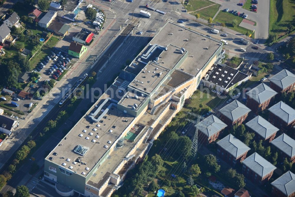 Aerial image Berlin - Blick auf das leerstehendes Einkaufszentrum in der Hansastraße im Berliner Bezirk Alt-Hohenschönhausen. Das ehemaliges HansaCenter bot als Stadtteilzentrum Fitness, Dienstleistungen und ein Bowling-Center.// View of a vacant shopping mall in the district Alt-Hohenschönhausen of Berlin.