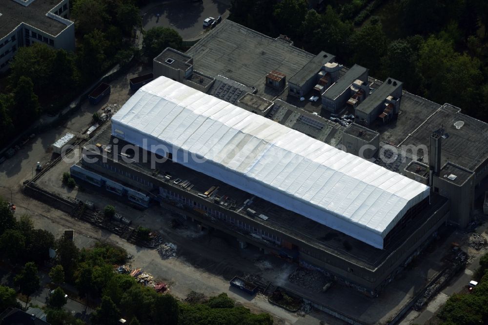 Aerial photograph Berlin - Empty factory building in the Lankwitz part of the district of Steglitz-Zehlendorf in Berlin in Germany. The factory is located between Seydlitz and Retzow Street and is surrounded by trees and residential estates. Distinct pipe and ventilation facilities are located on the roof