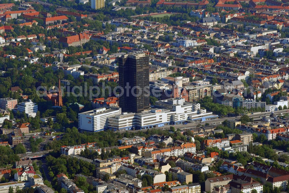 Aerial photograph Berlin - Empty and vacated highrise building of the Steglitzer Kreisel complex on Schlossstrasse in the district of Steglitz-Zehlendorf in Berlin. The facilities include a hotel, shops and stores but the office building tower is empty