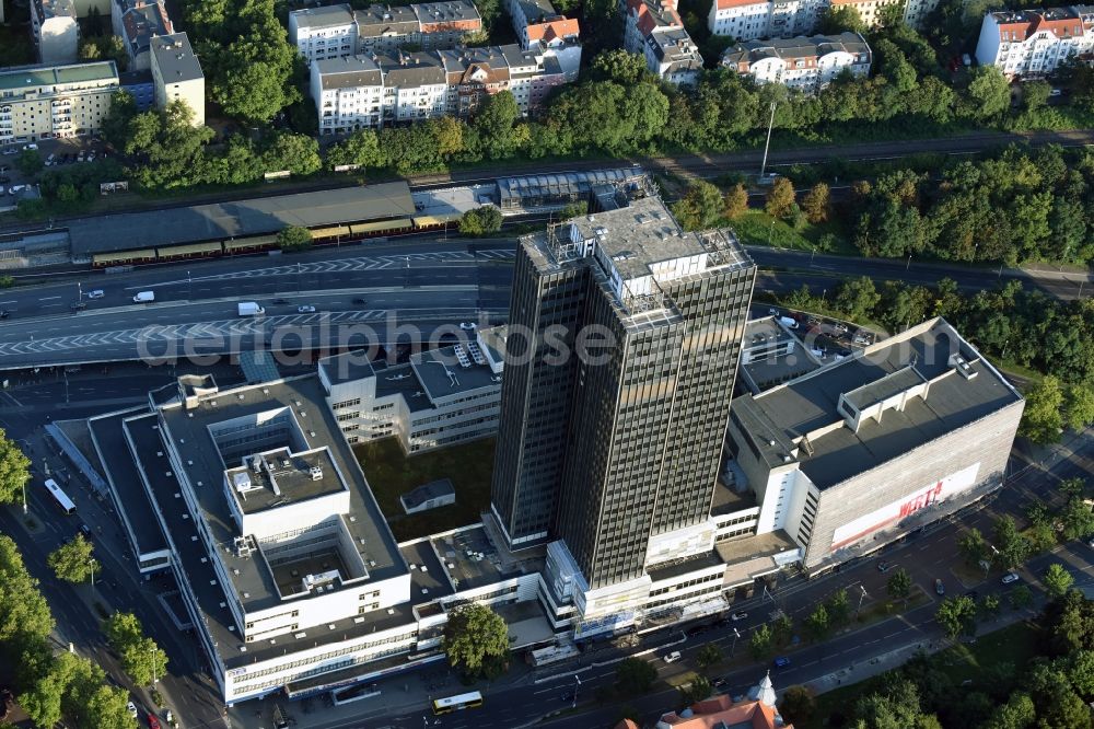 Berlin from the bird's eye view: Empty and vacated highrise building of the Steglitzer Kreisel complex on Schlossstrasse in the district of Steglitz-Zehlendorf in Berlin. The facilities include a hotel, shops and stores but the office building tower is empty