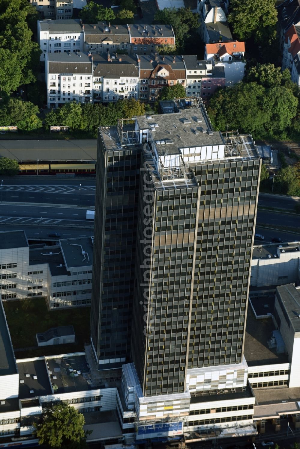 Aerial photograph Berlin - Empty and vacated highrise building of the Steglitzer Kreisel complex on Schlossstrasse in the district of Steglitz-Zehlendorf in Berlin. The facilities include a hotel, shops and stores but the office building tower is empty