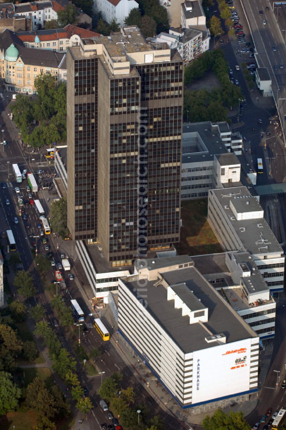 Aerial image Berlin - Blick auf den Steglitzer Kreisel, einem leerstehenden Gebäudekomplex / Hochhaus im Berliner Ortsteil Steglitz. Der Steglitzer Kreisel ist ein Gebäudekomplex mit Bürohochhaus im Berliner Ortsteil Steglitz gegenüber dem Rathaus Steglitz gelegen. Den Hauptteil des Gebäudes bildet ein 119 Meter hohes Verwaltungshochhaus mit 27 Stockwerken. Am 27. Juni 2006 hatte der Berliner Senat beschlossen, das Bürohochhaus aufzugeben und die dort beschäftigten Mitarbeiter des Bezirksamts Steglitz-Zehlendorf in an deren landeseigenen Immobilien unterzubringen. Zum 23. November 2007 wurde das Haus geräumt und steht derzeit leer. Die zwei Jahre dauernden Sanierungsarbeiten beginnen frühestens 2009, nachdem die Berliner Finanzverwaltung und der Liegenschaftsfonds nochmals vergeblich versucht hatten, das Gebäude im jetzigen Zustand zu verkaufen. Die weitere Nutzung ist ungeklärt, neben dem Verkauf an Wolfgang Gerbere Investoren wird auch ein Abriss nicht ausgeschlossen, der jedoch in der Öffentlichkeit umstritten ist.