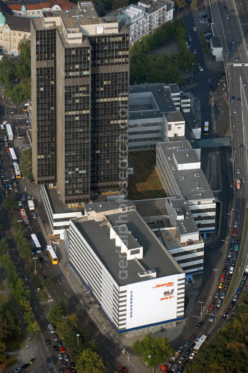 Aerial photograph Berlin - Blick auf den Steglitzer Kreisel, einem leerstehenden Gebäudekomplex / Hochhaus im Berliner Ortsteil Steglitz. Der Steglitzer Kreisel ist ein Gebäudekomplex mit Bürohochhaus im Berliner Ortsteil Steglitz gegenüber dem Rathaus Steglitz gelegen. Den Hauptteil des Gebäudes bildet ein 119 Meter hohes Verwaltungshochhaus mit 27 Stockwerken. Am 27. Juni 2006 hatte der Berliner Senat beschlossen, das Bürohochhaus aufzugeben und die dort beschäftigten Mitarbeiter des Bezirksamts Steglitz-Zehlendorf in an deren landeseigenen Immobilien unterzubringen. Zum 23. November 2007 wurde das Haus geräumt und steht derzeit leer. Die zwei Jahre dauernden Sanierungsarbeiten beginnen frühestens 2009, nachdem die Berliner Finanzverwaltung und der Liegenschaftsfonds nochmals vergeblich versucht hatten, das Gebäude im jetzigen Zustand zu verkaufen. Die weitere Nutzung ist ungeklärt, neben dem Verkauf an Wolfgang Gerbere Investoren wird auch ein Abriss nicht ausgeschlossen, der jedoch in der Öffentlichkeit umstritten ist.