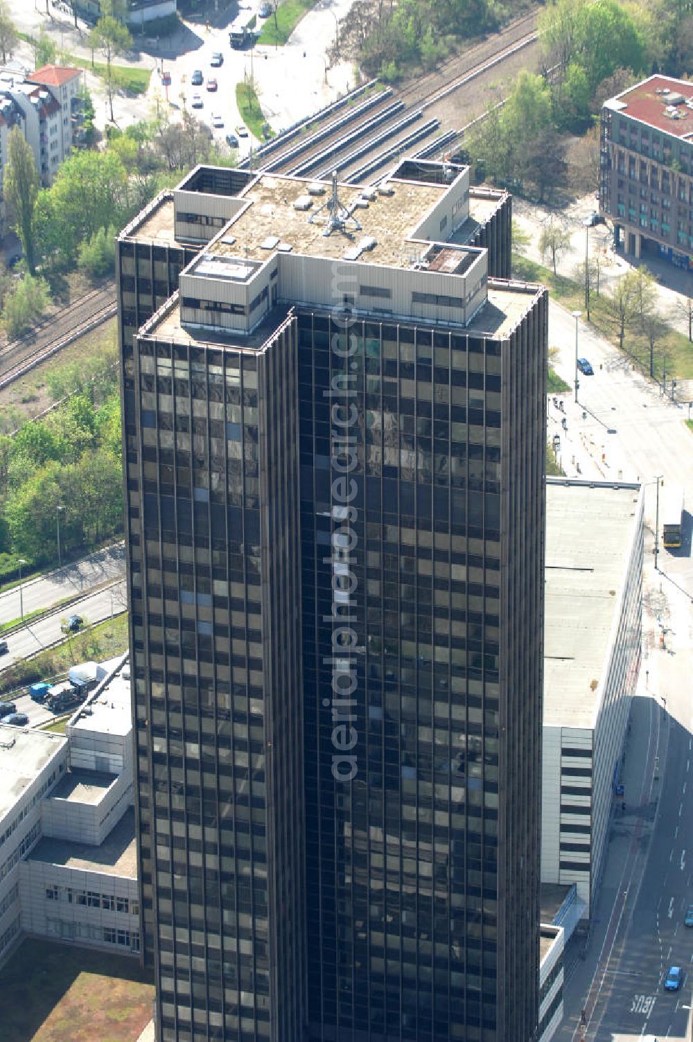 Berlin from above - Blick auf den Steglitzer Kreisel , einen Gebäudekomplex mit Bürohochhaus im Berliner Ortsteil Steglitz. 2006 hatte der Berliner Senat beschlossen, das Bürohochhaus aufzugeben und die dort beschäftigten Mitarbeiter des Bezirksamts Steglitz-Zehlendorf in an deren landeseigenen Immobilien unterzubringen. 2007 wurde das Haus geräumt und steht derzeit leer. Die Berliner Finanzverwaltung und der Liegenschaftsfonds hatten vergeblich versucht, das Gebäude im jetzigen Zustand zu verkaufen. Die weitere Nutzung ist ungeklärt, neben dem Verkauf an Wolfgang Gerbere Investoren wird auch ein Abriss nicht ausgeschlossen. View of the Steglitzer Tops, a complex of office tower at the Berlin district of Steglitz.