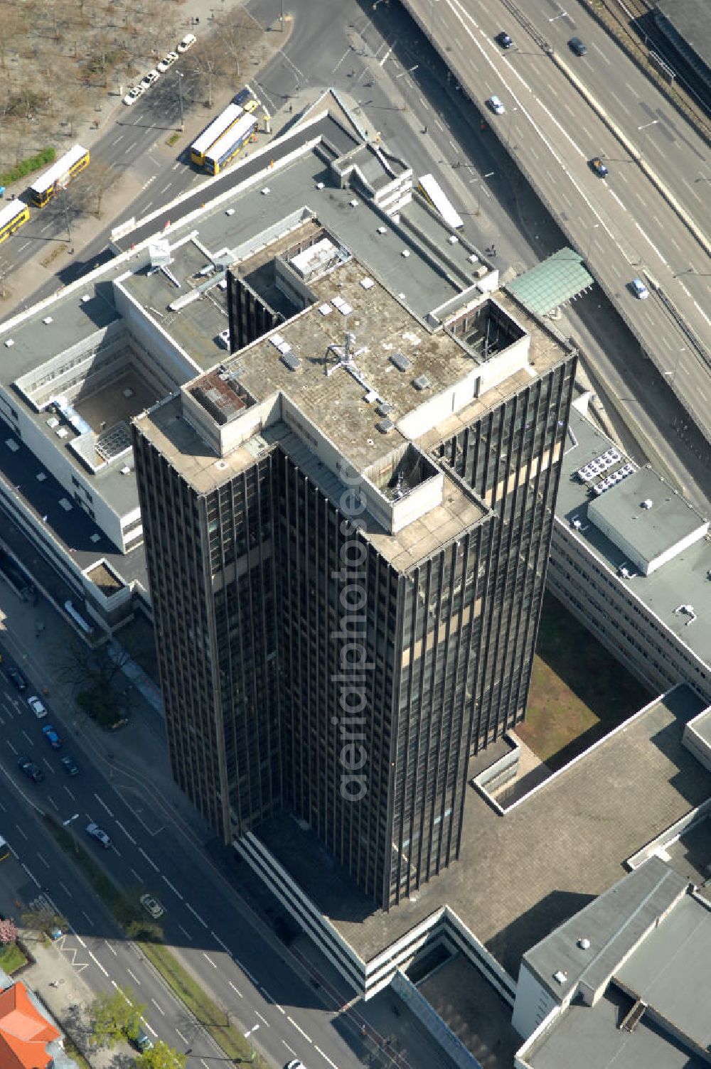 Berlin from the bird's eye view: Blick auf den Steglitzer Kreisel , einen Gebäudekomplex mit Bürohochhaus im Berliner Ortsteil Steglitz. 2006 hatte der Berliner Senat beschlossen, das Bürohochhaus aufzugeben und die dort beschäftigten Mitarbeiter des Bezirksamts Steglitz-Zehlendorf in an deren landeseigenen Immobilien unterzubringen. 2007 wurde das Haus geräumt und steht derzeit leer. Die Berliner Finanzverwaltung und der Liegenschaftsfonds hatten vergeblich versucht, das Gebäude im jetzigen Zustand zu verkaufen. Die weitere Nutzung ist ungeklärt, neben dem Verkauf an Wolfgang Gerbere Investoren wird auch ein Abriss nicht ausgeschlossen. View of the Steglitzer Tops, a complex of office tower at the Berlin district of Steglitz.