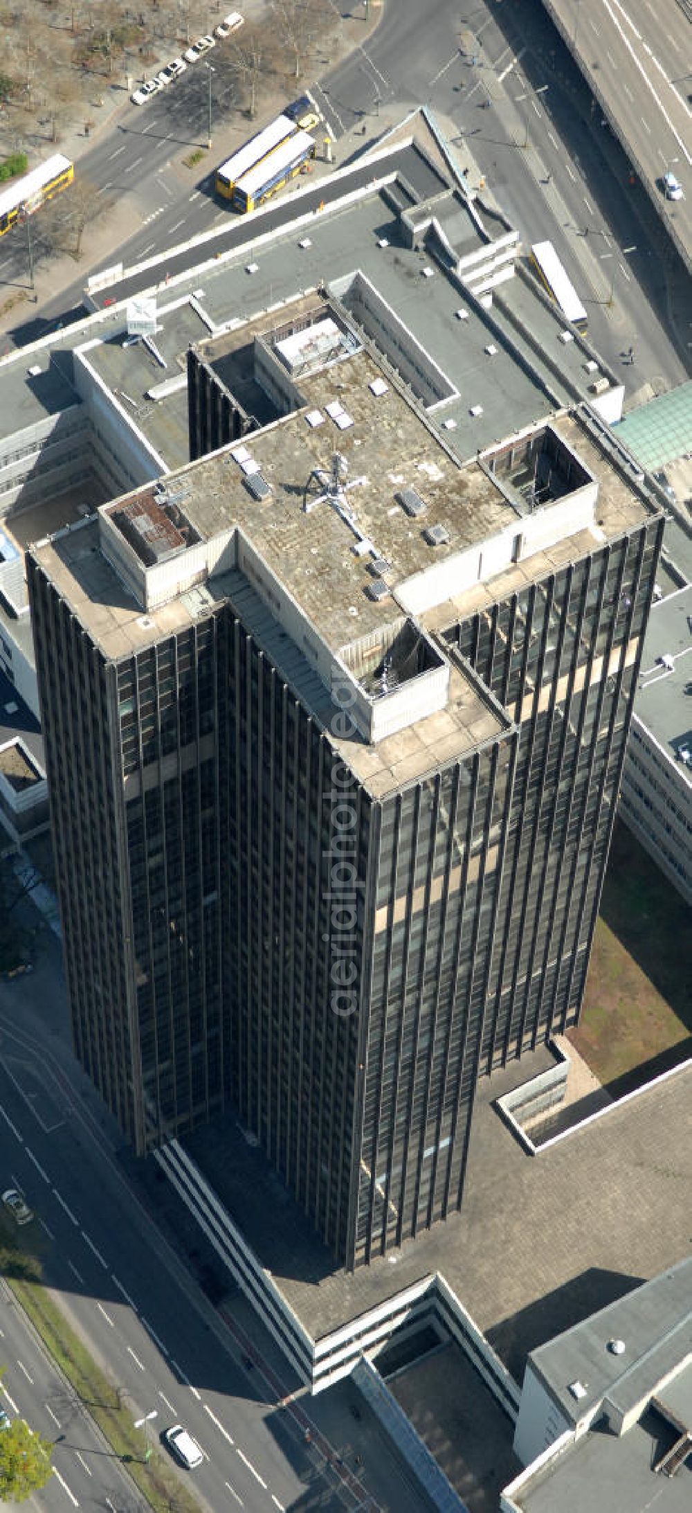 Aerial image Berlin - Blick auf den Steglitzer Kreisel , einen Gebäudekomplex mit Bürohochhaus im Berliner Ortsteil Steglitz. 2006 hatte der Berliner Senat beschlossen, das Bürohochhaus aufzugeben und die dort beschäftigten Mitarbeiter des Bezirksamts Steglitz-Zehlendorf in an deren landeseigenen Immobilien unterzubringen. 2007 wurde das Haus geräumt und steht derzeit leer. Die Berliner Finanzverwaltung und der Liegenschaftsfonds hatten vergeblich versucht, das Gebäude im jetzigen Zustand zu verkaufen. Die weitere Nutzung ist ungeklärt, neben dem Verkauf an Wolfgang Gerbere Investoren wird auch ein Abriss nicht ausgeschlossen. View of the Steglitzer Tops, a complex of office tower at the Berlin district of Steglitz.