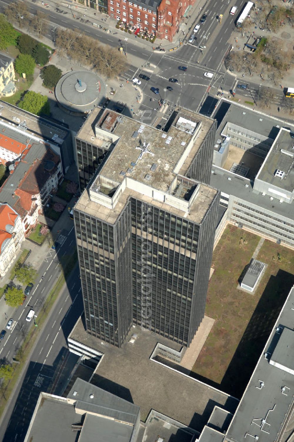 Aerial photograph Berlin - Blick auf den Steglitzer Kreisel , einen Gebäudekomplex mit Bürohochhaus im Berliner Ortsteil Steglitz. 2006 hatte der Berliner Senat beschlossen, das Bürohochhaus aufzugeben und die dort beschäftigten Mitarbeiter des Bezirksamts Steglitz-Zehlendorf in an deren landeseigenen Immobilien unterzubringen. 2007 wurde das Haus geräumt und steht derzeit leer. Die Berliner Finanzverwaltung und der Liegenschaftsfonds hatten vergeblich versucht, das Gebäude im jetzigen Zustand zu verkaufen. Die weitere Nutzung ist ungeklärt, neben dem Verkauf an Wolfgang Gerbere Investoren wird auch ein Abriss nicht ausgeschlossen. View of the Steglitzer Tops, a complex of office tower at the Berlin district of Steglitz.