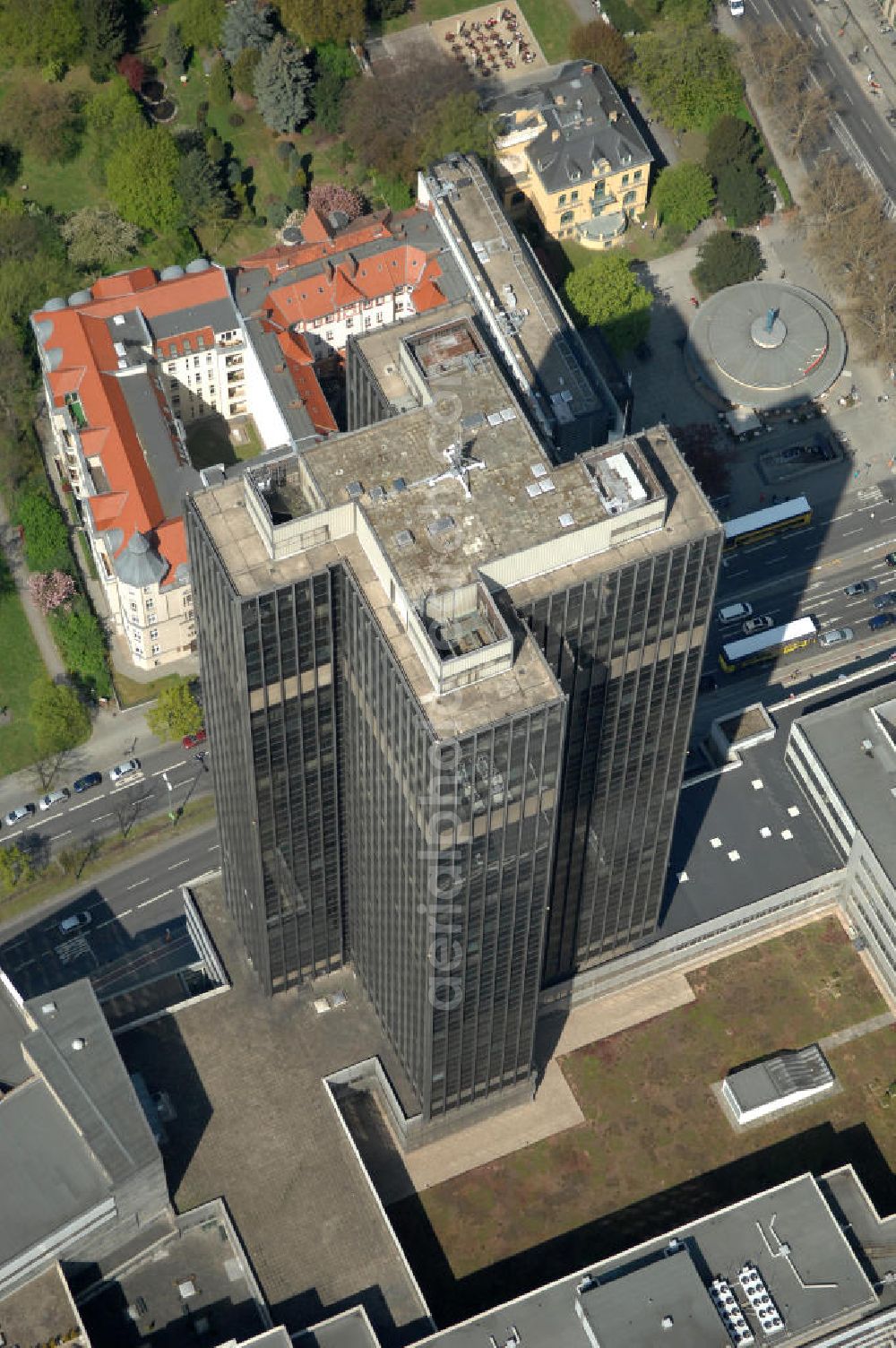 Berlin from above - Blick auf den Steglitzer Kreisel , einen Gebäudekomplex mit Bürohochhaus im Berliner Ortsteil Steglitz. 2006 hatte der Berliner Senat beschlossen, das Bürohochhaus aufzugeben und die dort beschäftigten Mitarbeiter des Bezirksamts Steglitz-Zehlendorf in an deren landeseigenen Immobilien unterzubringen. 2007 wurde das Haus geräumt und steht derzeit leer. Die Berliner Finanzverwaltung und der Liegenschaftsfonds hatten vergeblich versucht, das Gebäude im jetzigen Zustand zu verkaufen. Die weitere Nutzung ist ungeklärt, neben dem Verkauf an Wolfgang Gerbere Investoren wird auch ein Abriss nicht ausgeschlossen. View of the Steglitzer Tops, a complex of office tower at the Berlin district of Steglitz.