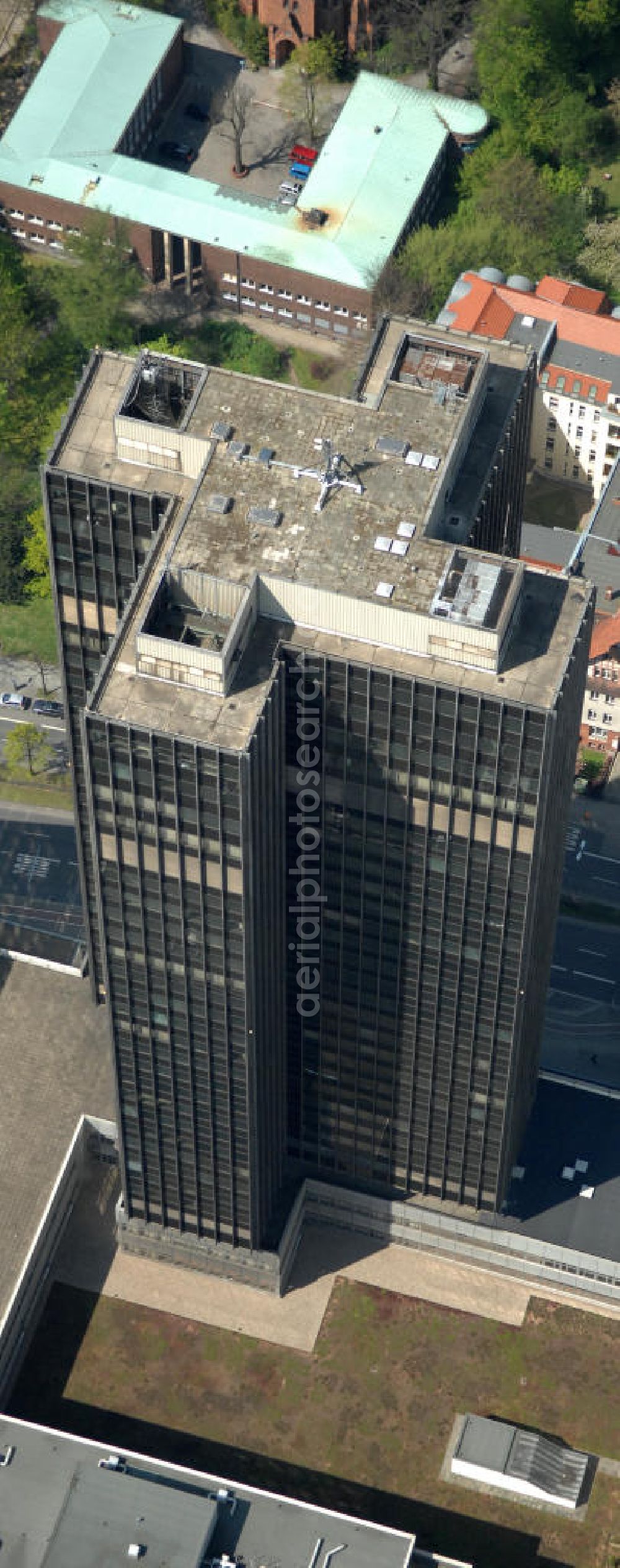 Berlin from the bird's eye view: Blick auf den Steglitzer Kreisel , einen Gebäudekomplex mit Bürohochhaus im Berliner Ortsteil Steglitz. 2006 hatte der Berliner Senat beschlossen, das Bürohochhaus aufzugeben und die dort beschäftigten Mitarbeiter des Bezirksamts Steglitz-Zehlendorf in an deren landeseigenen Immobilien unterzubringen. 2007 wurde das Haus geräumt und steht derzeit leer. Die Berliner Finanzverwaltung und der Liegenschaftsfonds hatten vergeblich versucht, das Gebäude im jetzigen Zustand zu verkaufen. Die weitere Nutzung ist ungeklärt, neben dem Verkauf an Wolfgang Gerbere Investoren wird auch ein Abriss nicht ausgeschlossen. View of the Steglitzer Tops, a complex of office tower at the Berlin district of Steglitz.