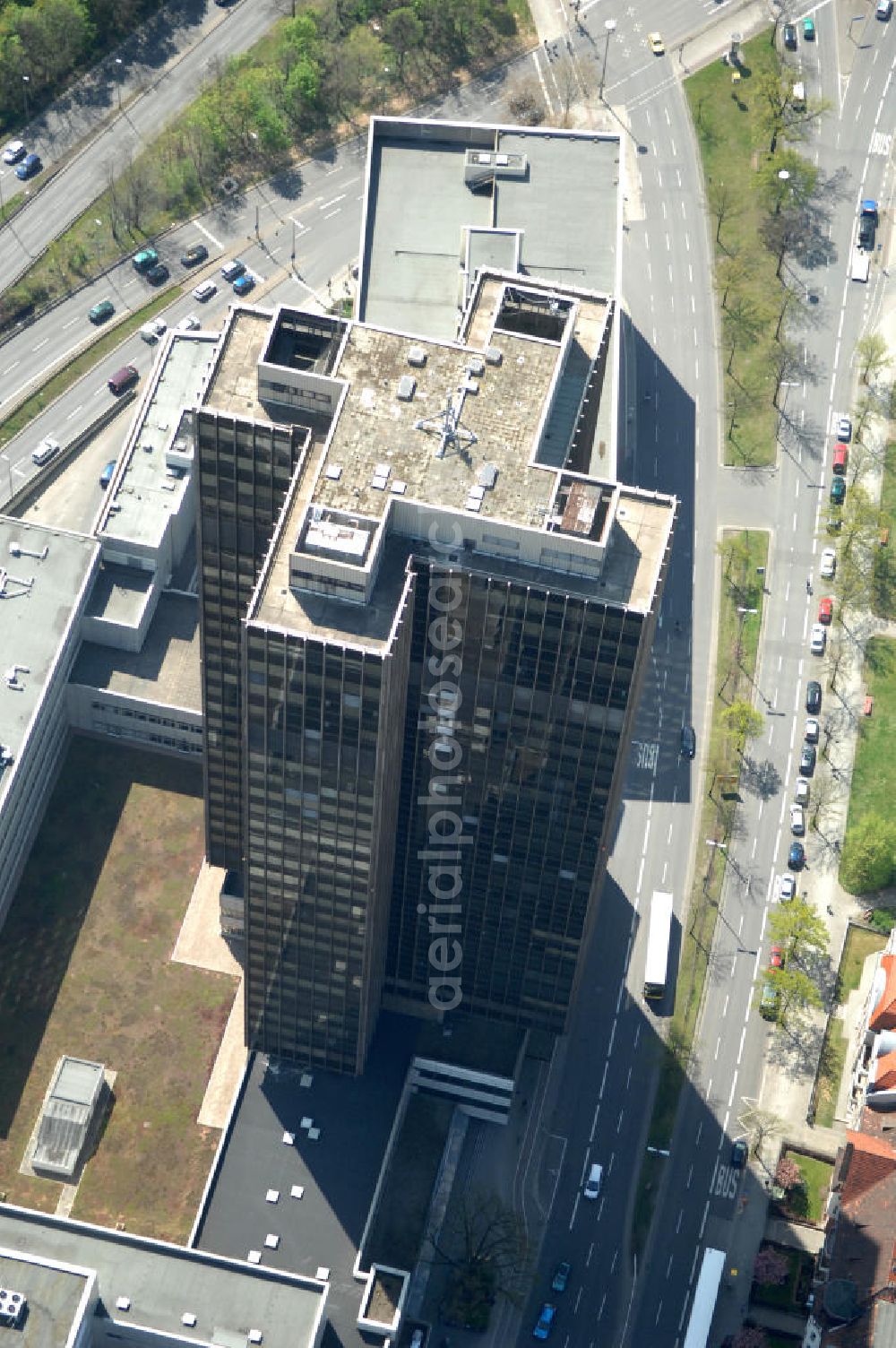 Aerial photograph Berlin - Blick auf den Steglitzer Kreisel , einen Gebäudekomplex mit Bürohochhaus im Berliner Ortsteil Steglitz. 2006 hatte der Berliner Senat beschlossen, das Bürohochhaus aufzugeben und die dort beschäftigten Mitarbeiter des Bezirksamts Steglitz-Zehlendorf in an deren landeseigenen Immobilien unterzubringen. 2007 wurde das Haus geräumt und steht derzeit leer. Die Berliner Finanzverwaltung und der Liegenschaftsfonds hatten vergeblich versucht, das Gebäude im jetzigen Zustand zu verkaufen. Die weitere Nutzung ist ungeklärt, neben dem Verkauf an Wolfgang Gerbere Investoren wird auch ein Abriss nicht ausgeschlossen. View of the Steglitzer Tops, a complex of office tower at the Berlin district of Steglitz.