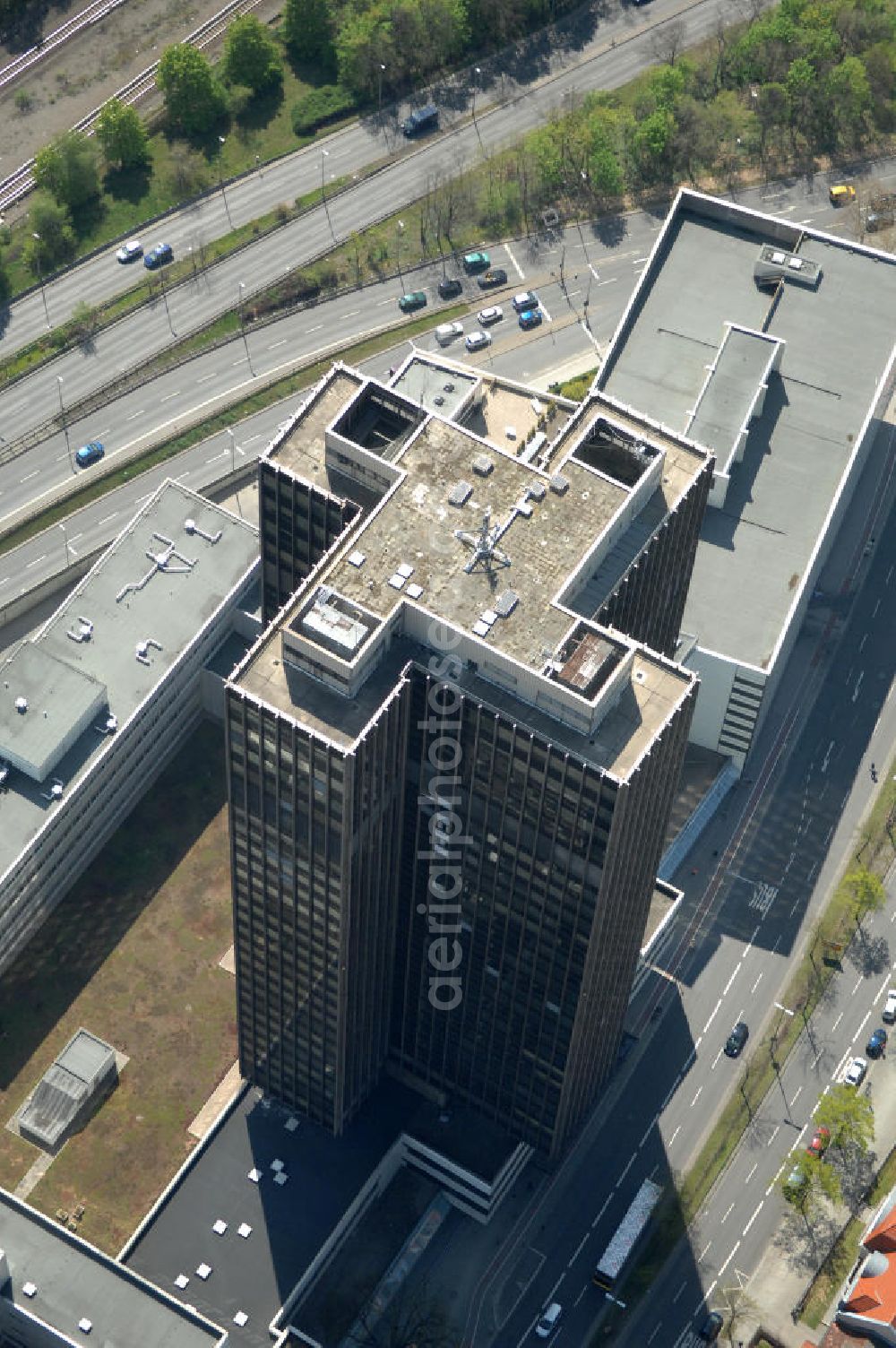 Berlin from above - Blick auf den Steglitzer Kreisel , einen Gebäudekomplex mit Bürohochhaus im Berliner Ortsteil Steglitz. 2006 hatte der Berliner Senat beschlossen, das Bürohochhaus aufzugeben und die dort beschäftigten Mitarbeiter des Bezirksamts Steglitz-Zehlendorf in an deren landeseigenen Immobilien unterzubringen. 2007 wurde das Haus geräumt und steht derzeit leer. Die Berliner Finanzverwaltung und der Liegenschaftsfonds hatten vergeblich versucht, das Gebäude im jetzigen Zustand zu verkaufen. Die weitere Nutzung ist ungeklärt, neben dem Verkauf an Wolfgang Gerbere Investoren wird auch ein Abriss nicht ausgeschlossen. View of the Steglitzer Tops, a complex of office tower at the Berlin district of Steglitz.